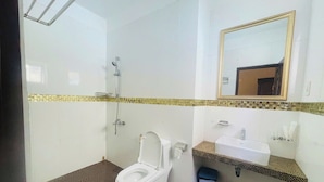 A bathroom with a toilet, sink, and shower. - Love Phu Quoc Hotel (Phu Quoc)