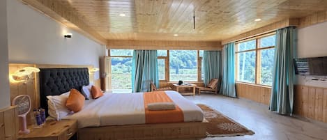 Habitació de luxe | Escriptori i roba de llit