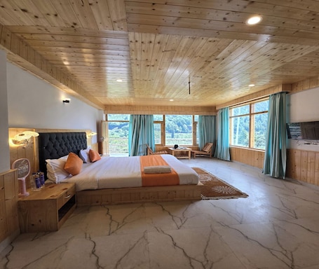 Luxury Room | Desk, bed sheets