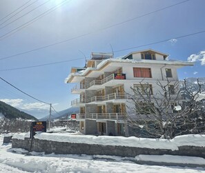 Front of property - Mb Igloo Resort (Manali)