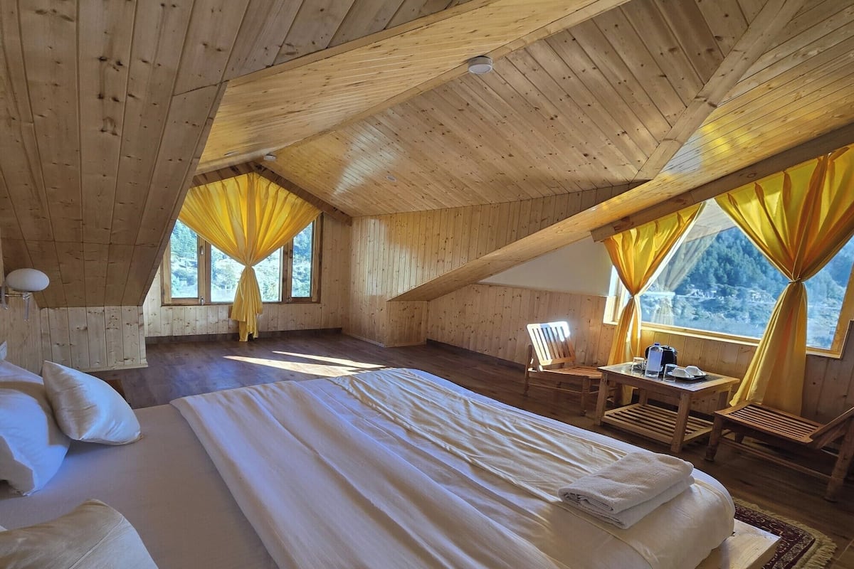 Exclusieve kamer | Een bureau, beddengoed