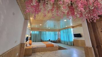 Premium Room | Desk, bed sheets