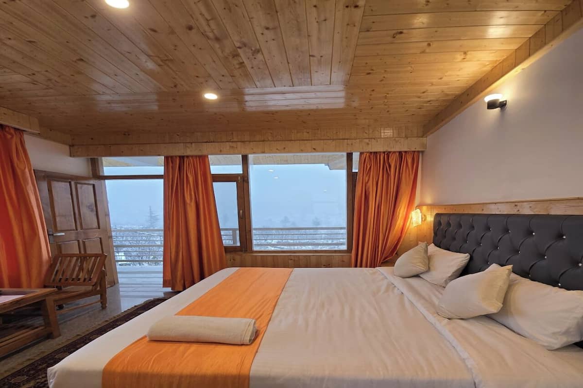Deluxe kamer, balkon, uitzicht op bergen | Een bureau, beddengoed