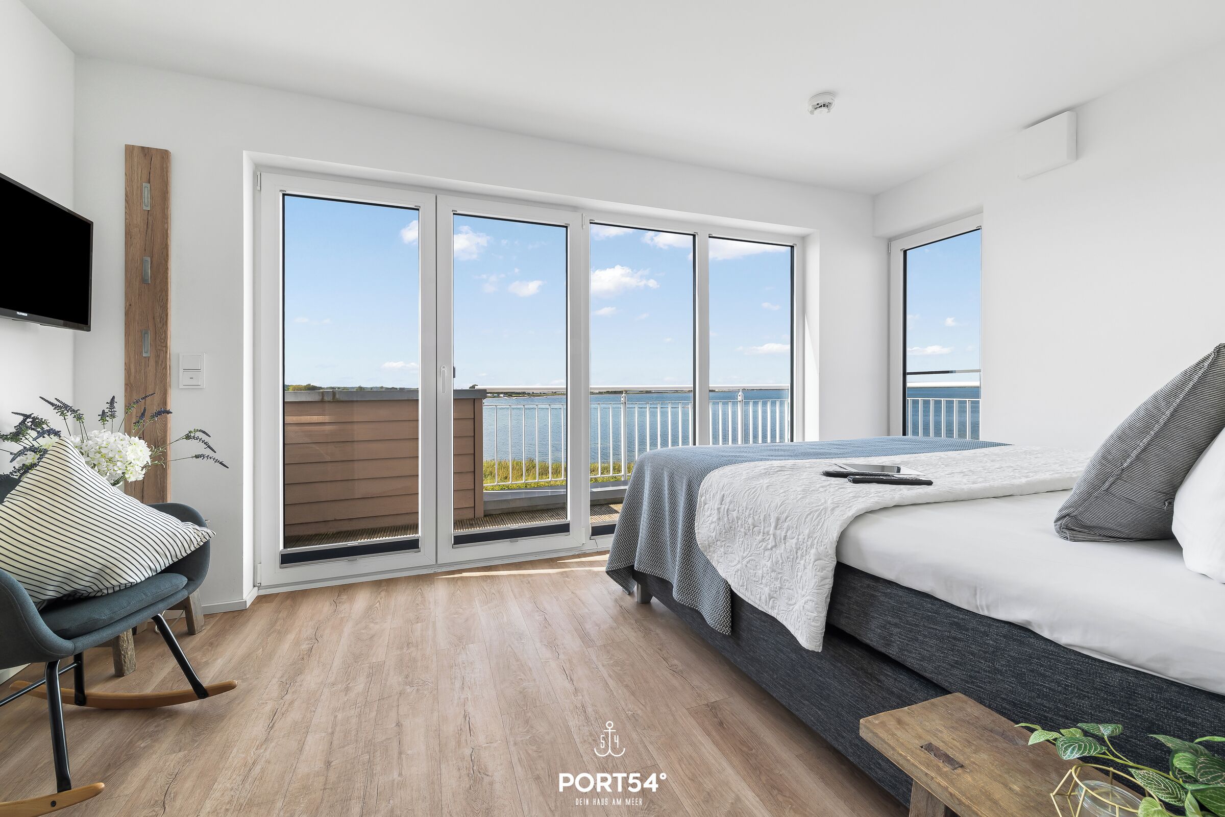 3 habitaciones, escritorio y tabla de planchar con plancha 