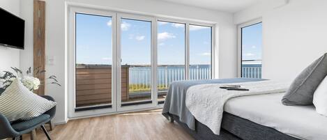 3 soverom, skrivebord, strykejern/-brett og reiseseng for barn