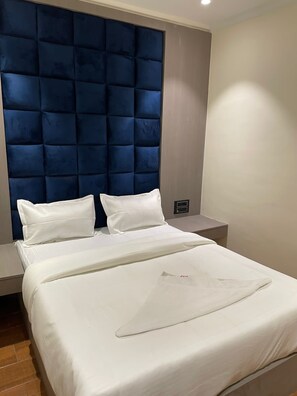 Deluxe Double Room - Hotel Sai Palace (Mumbai)