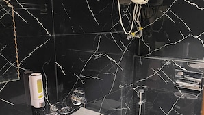 Deluxe Double Room | Bathroom - Hotel Sai Palace (Mumbai)