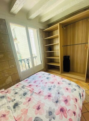 1 habitación, tabla de planchar con plancha, wifi y ropa de cama 