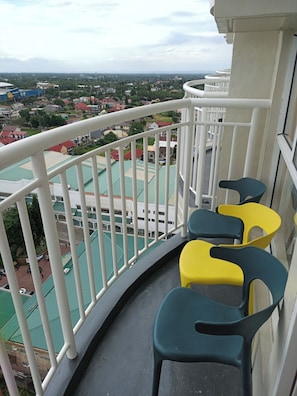 Property grounds - Tagaytay Staycation Condo with WiFi, Netflix, and Swimming Pool Access (Tagaytay)