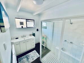 Dusche, Handtücher, Seife, Shampoo