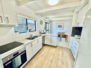 Refrigerador, microondas, horno y parrilla de estufa