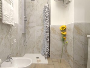 Secadora de cabello, toallas, papel de baño 