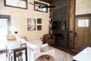 Televisión, chimenea y oficina