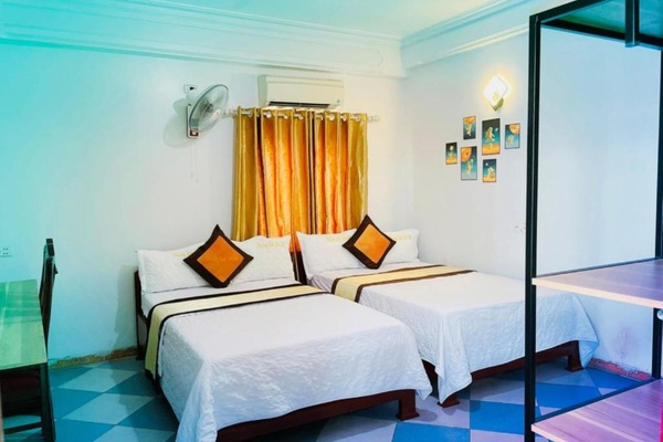 Double or Twin Room | Desk, blackout drapes, soundproofing, iron/ironing board
