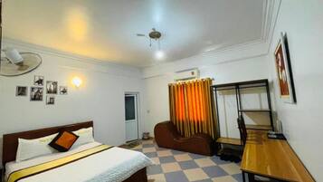 Superior tweepersoonskamer | Een bureau, verduisterende gordijnen, geluiddichte muren