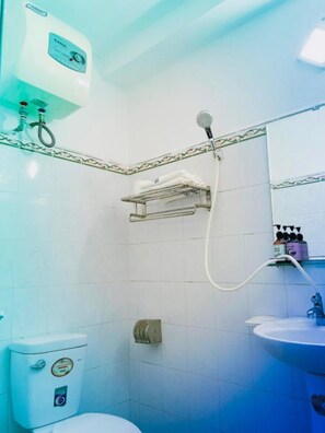 Free toiletries, hair dryer, slippers, bidet - Thang Loi Hotel (Thanh Hoa)