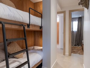 4 bedrooms, travel cot, free WiFi - Modern chalet in Vars with Wifi and indoor parking (Vars)