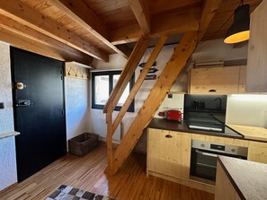 Kjøleskap, mikrobølgeovn, oppvaskmaskin og høy barnestol