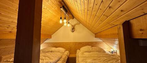Travel cot, free WiFi