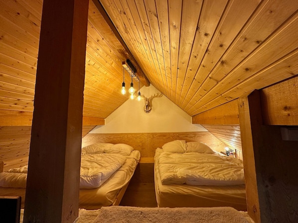 Travel cot, free WiFi