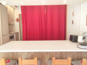 Réfrigérateur, micro-ondes, lave-vaisselle, cafetière/bouilloire