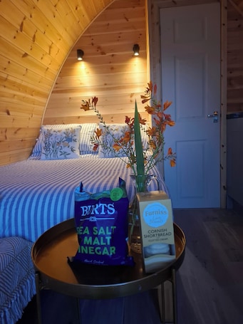 1 bedroom, free WiFi, bed sheets. Beautiful and Cosy Garden Pod Saintives