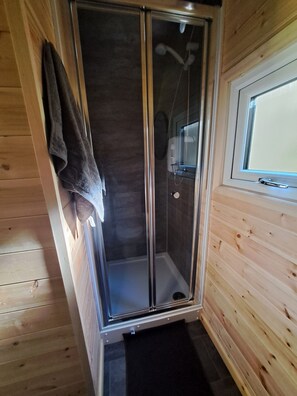 小屋 | 浴室 | 淋浴设施、毛巾、卫生纸