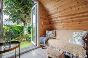 TV - Beautiful and Cosy Garden Pod Saintives (St Ives)