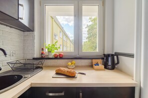 Classic-Apartment, Balkon, Blick auf den Innenhof | Eigene Küche | Wasserkocher