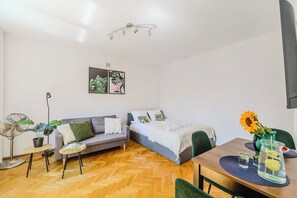 Leilighet – classic, balkong, bakgårdsutsikt | 1 soverom, blendingsgardiner, strykejern/-brett og wi-fi (inkludert)