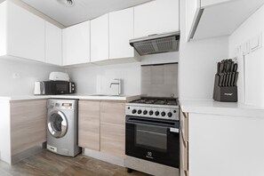 Jääkaappi, mikroaaltouuni, uuni, liesi