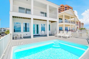 Lämmitetty uima-allas