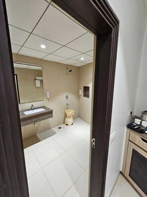 Deluxe Room | Bathroom | Shower, towels, soap, shampoo - Hotel Bagla Atithi Banaras (Varanasi)