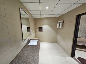 Deluxe kamer | Badkamer | Een douche, handdoeken, zeep, shampoo