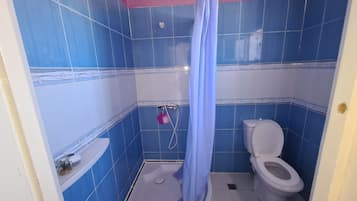 Een douche, een haardroger, handdoeken, zeep