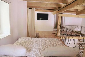 6 bedrooms, free WiFi, bed sheets