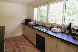 Kühlschrank, Kochgeschirr/Geschirr/Besteck, Gewürze, Esstisch