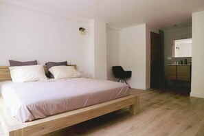 6 bedrooms, free WiFi, bed sheets