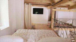 6 bedrooms, WiFi (surcharge), bed sheets