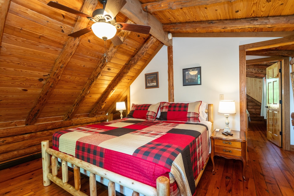 Aubrey's Nest Secluded Log Cabin with Panoramic Mountain Views & Cozy