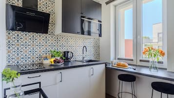 Placa de cocina, tetera/pava eléctrica, utensilios de cocina
