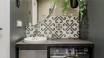 Comfort Apartment | Bathroom | Shower, hair dryer, towels, soap