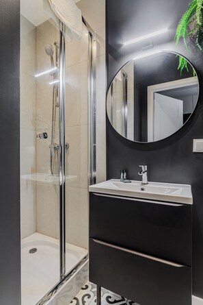 Classic Studio Suite, Courtyard View | Bathroom - ShortStayPoland Kazimierza Wielkiego (Warsaw)