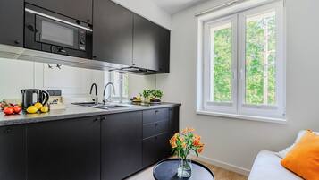 Economy Studio Suite, Courtyard View | Private kitchen | Stovetop, electric kettle, cookware/dishes/utensils