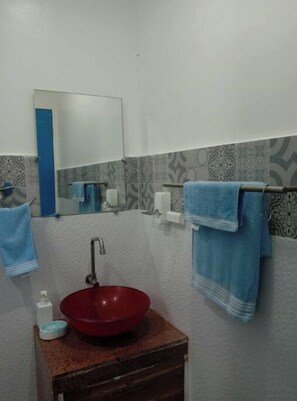 Shower, towels, soap, toilet paper - Santorini House in Cagayan de Oro

 (Cagayan de Oro)