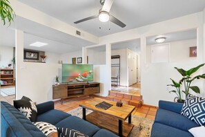 Smart-TV, Kamin, Arbeitsbereiche