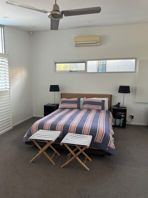 4 bedrooms, iron/ironing board, WiFi, bed sheets - Waterfront Escape: The Shed on South Stradbroke Island (South Stradbroke)