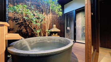 Traditionelt byhus - 2 soveværelser - ikke-ryger (TSUKIMI w/outdoor bath) | Badeværelse | Separat badekar og bruser, dybe badekar, brusehoved med spredningseffekt