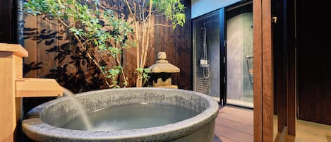 Traditionele resortwoning, 2 slaapkamers, niet-roken (TSUKIMI w/outdoor bath) | Badkamer | Een aparte badkuip en douche, een diep bad, een regendouche