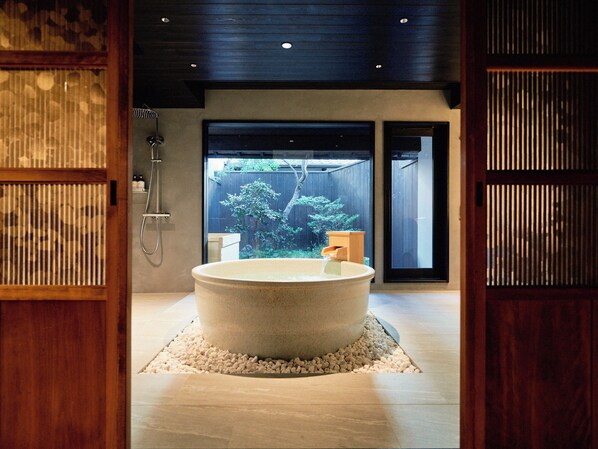 Baignoire et douche séparées, baignoire relaxante profonde